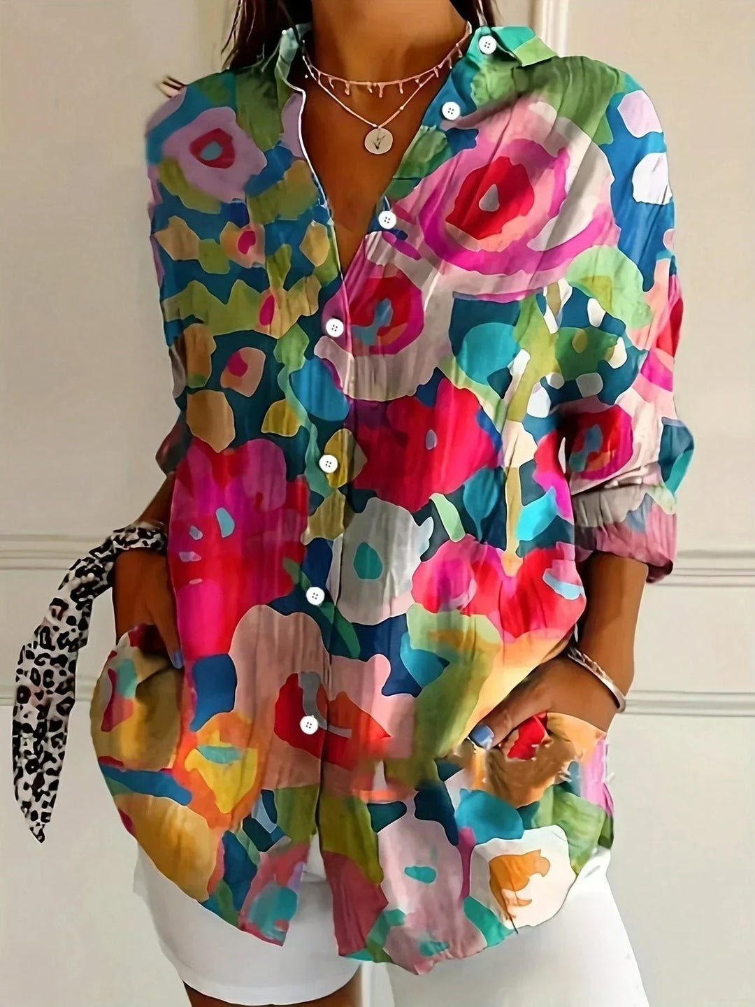 Auffällige Damen Sommerbluse mit farbenfrohem Blumendruck in Weiß, Rosa, Orange, Grün für warme Tage.