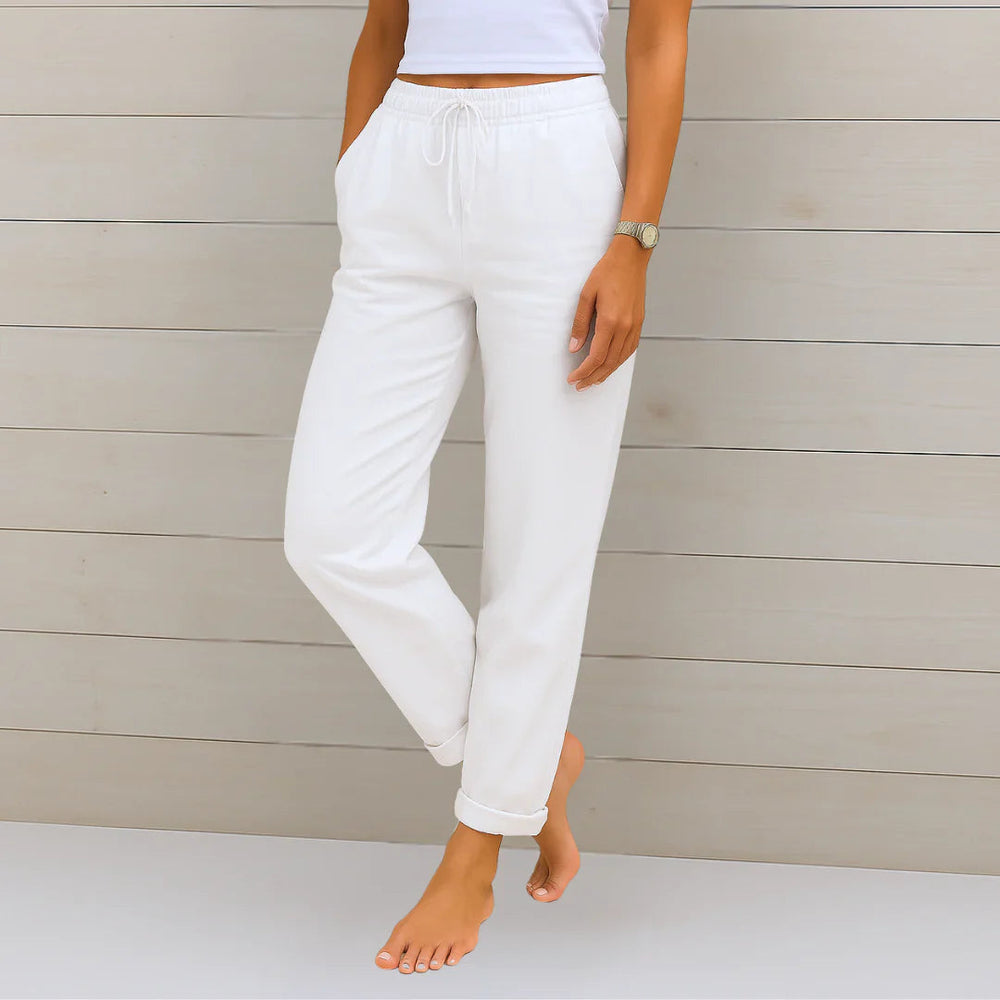 Nahaufnahme des Kordelzugs einer bequemen Damen Sommerhose. Stilvolle Freizeithose für entspannte Tage.