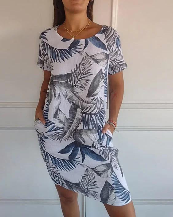 Leichtes Damen Strandkleid mit tropischem Muster und Rundhalsausschnitt. Ideal als sommerliches Urlaubskleid mit Taschen.