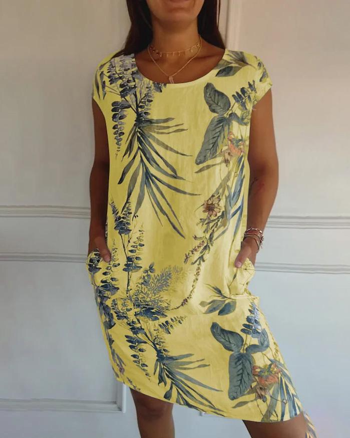 Stylisches Damen Urlaubskleid mit tropischem Print. Rundhals, bequemer Schnitt & Taschen für sommerlichen Look.