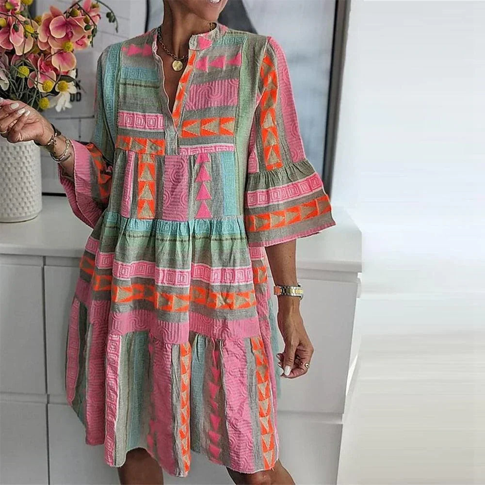 Leichtes, stilvolles Damen Sommerminikleid mit modischem Druckmuster für einen frischen Sommerlook.