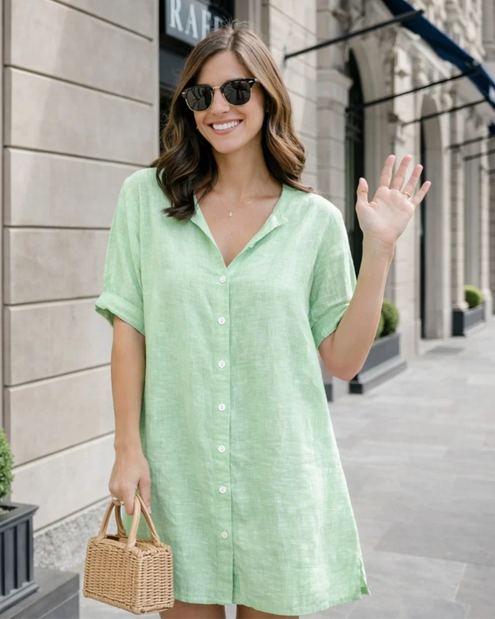 Luftiges Damen Sommerkleid mit V-Ausschnitt und Knotendetail, bequem für Strand und Freizeit.