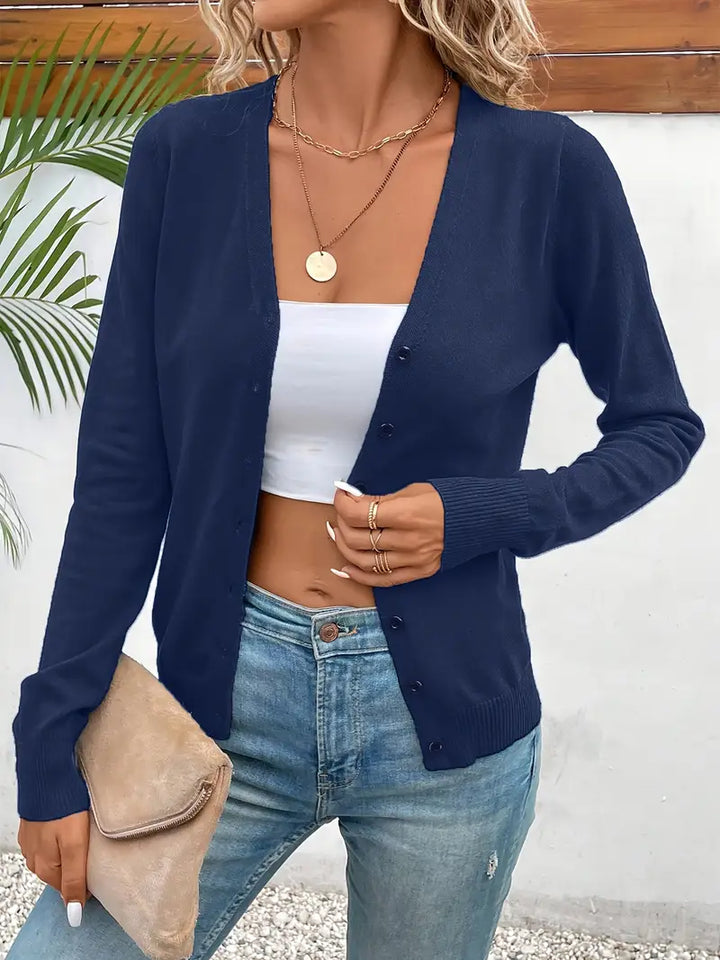 Feminine Damen Strickjacke, V-Ausschnitt, komfortabler Strick, perfekt als elegante Übergangsjacke im Herbst.