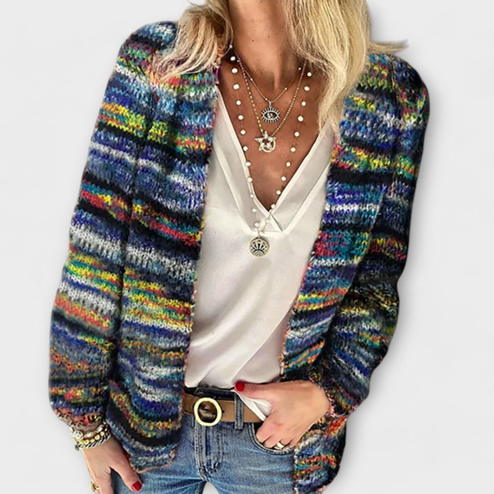 Blaue warme Damen Oversize Strickjacke im Boho-Stil. Perfekter Langarm-Cardigan für lässige Herbst- und Freizeit-Outfits.