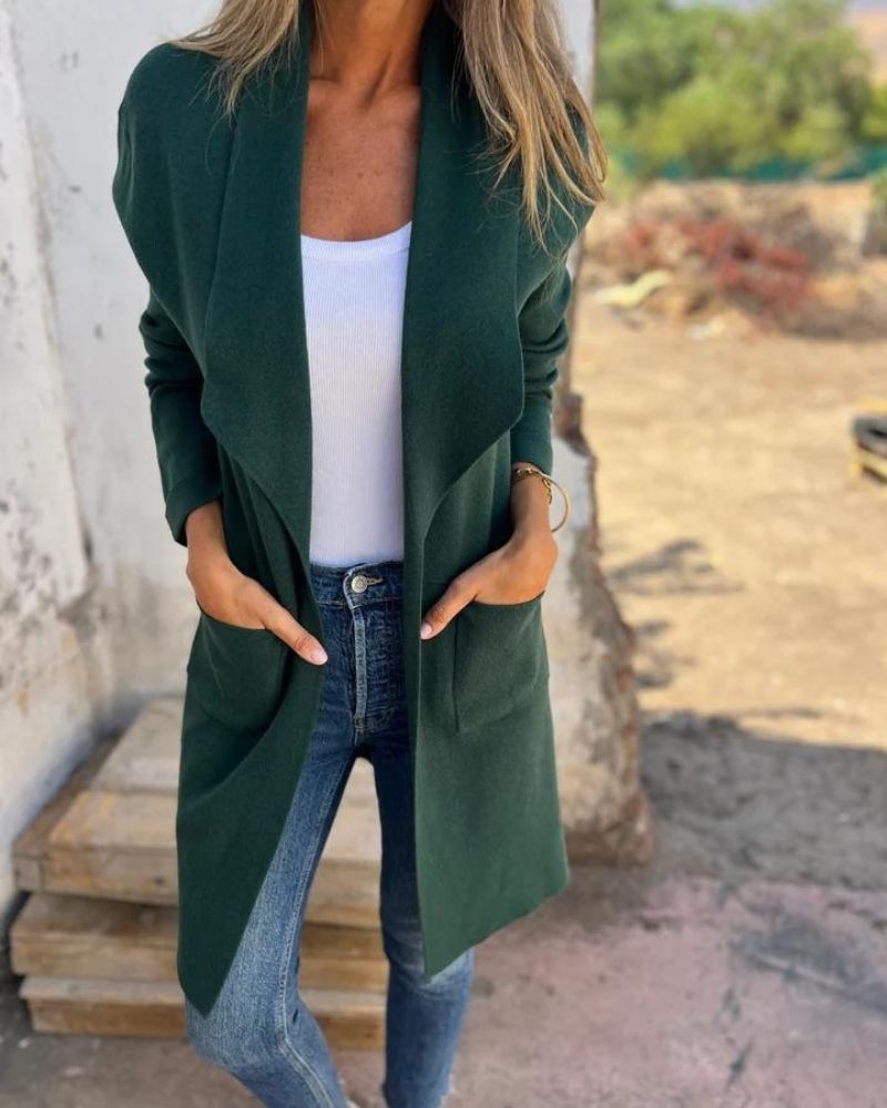Detailaufnahme des weichen Strickmusters vom eleganten Damen Cardigan. Hoher Tragekomfort.