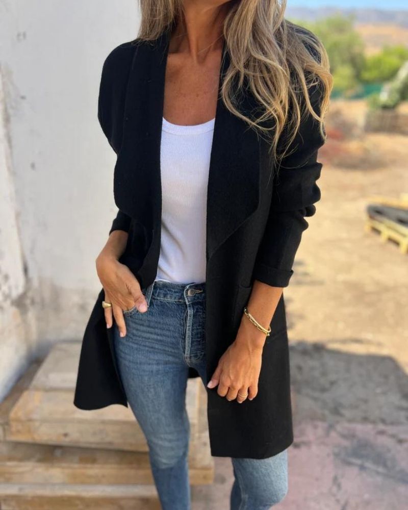 Klassische Damen Strickjacke, eleganter Cardigan in einer neuen Farbe. Zeitlose Damenmode.
