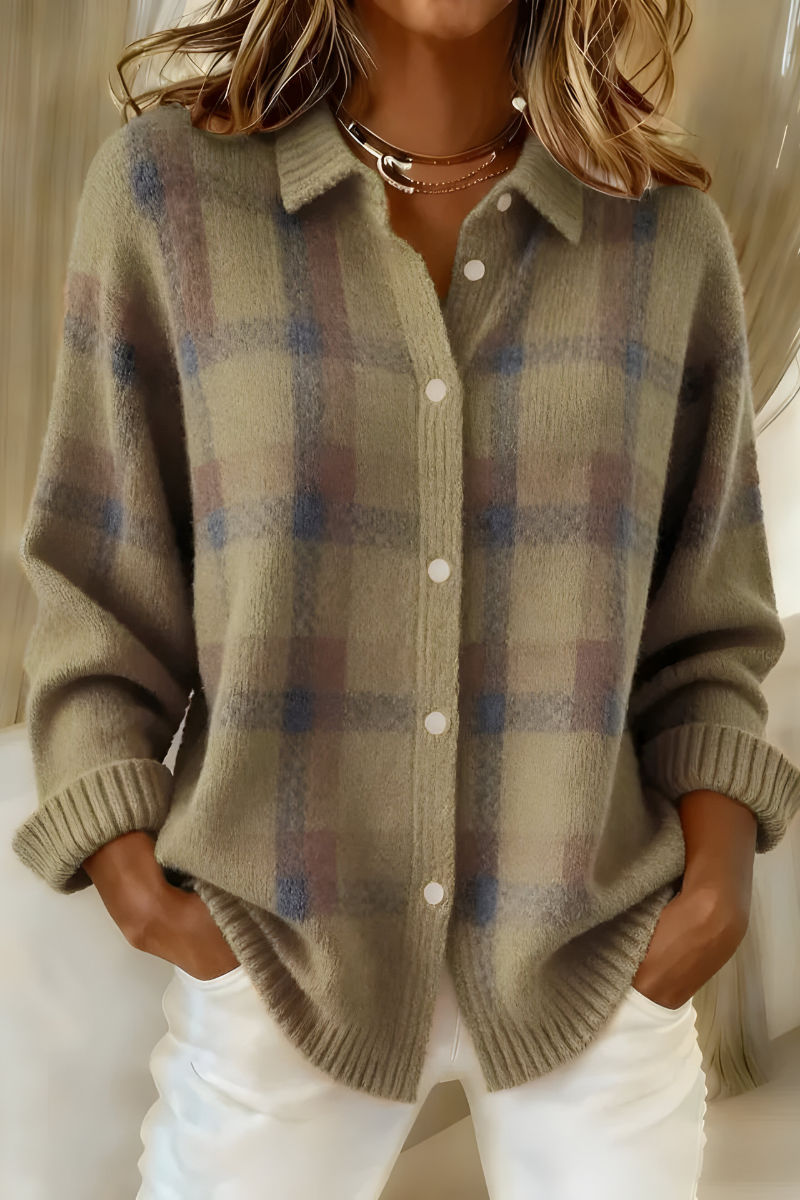 Stilvolle Damen-Strickjacke mit Karomuster. Retro-Cardigan für entspannte Freizeit-Outfits im Herbst.