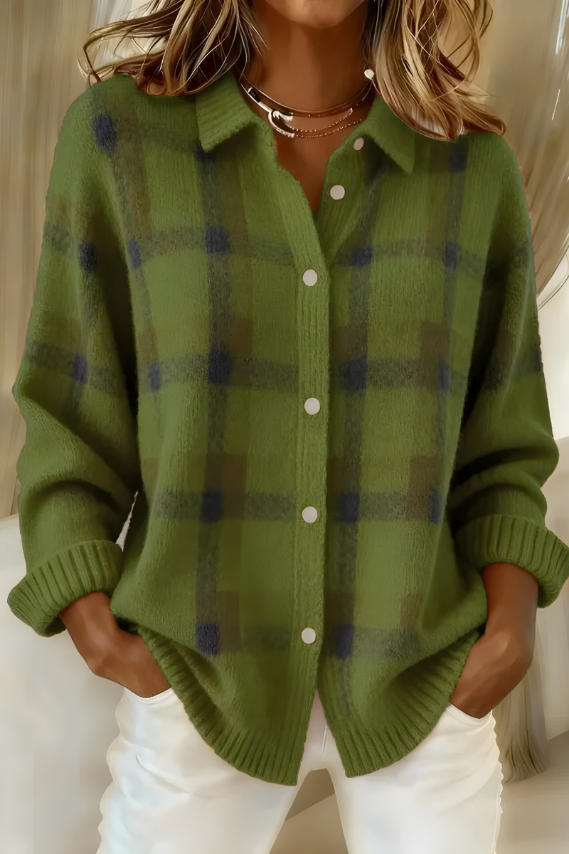 Weiche Damen-Strickjacke mit Karomuster für einen warmen und trendigen Herbst-Look.