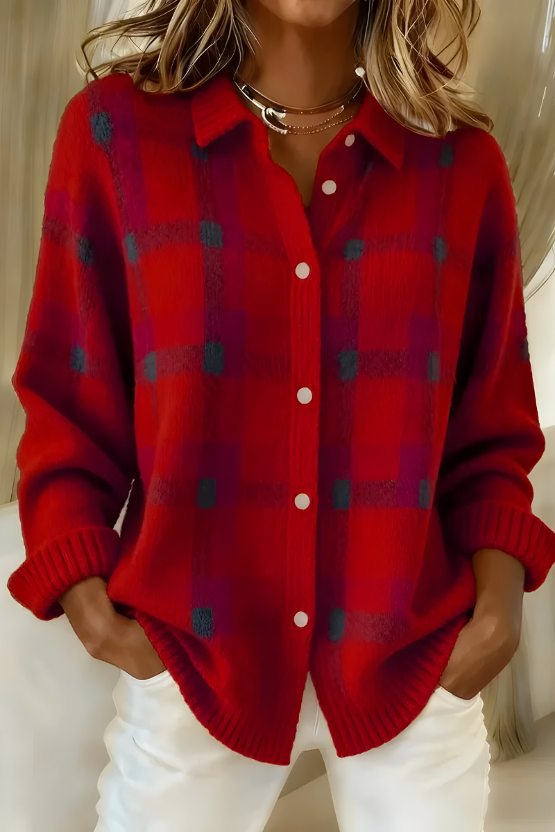 Gemütliche Damen-Strickjacke mit klassischem Karomuster, ideal für herbstliche Layering-Looks.