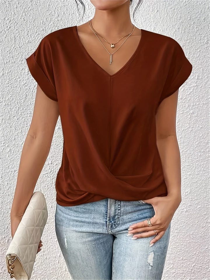 Modernes Damen T-Shirt mit Herz-Ausschnitt. Ein stilvolles und bequemes Oberteil für die Freizeit.