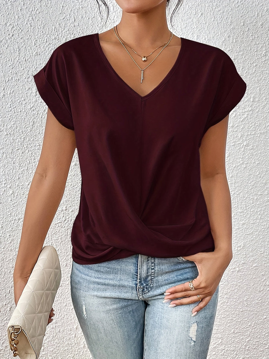 Vielfarbiges Damen T-Shirt mit Herz-Ausschnitt. Ein elegantes und bequemes Kurzarm-Shirt für den Alltag.