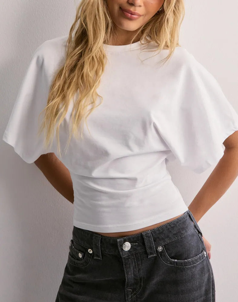 Damen T-Shirt mit weiten Ärmeln, ideal für komfortablen Alltagsstil und Freizeitlooks im Frühling/Sommer.
