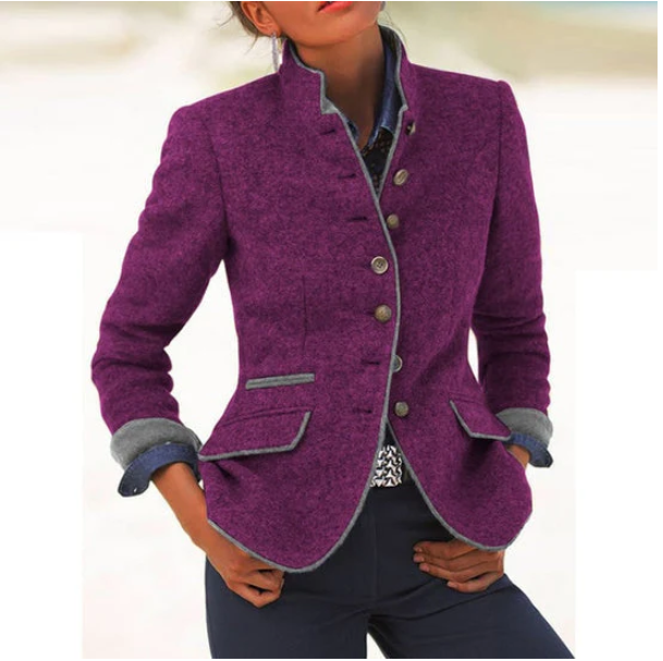 Eleganter Damen Blazer mit Taillierung, Kontrastpaspel und Knopfdetail, vorne gezeigt.