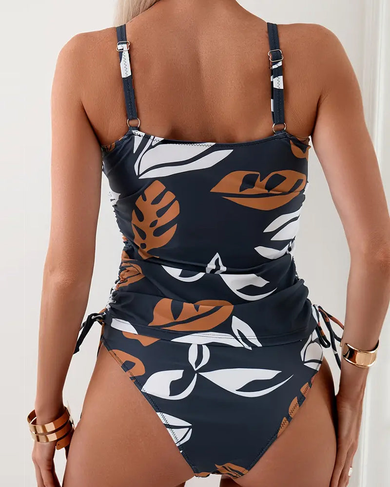 Moderner Damen Tankini Badeanzug mit lebhaftem Blättermuster und schmeichelhaften Rüschen, eine Top Strandmode.
