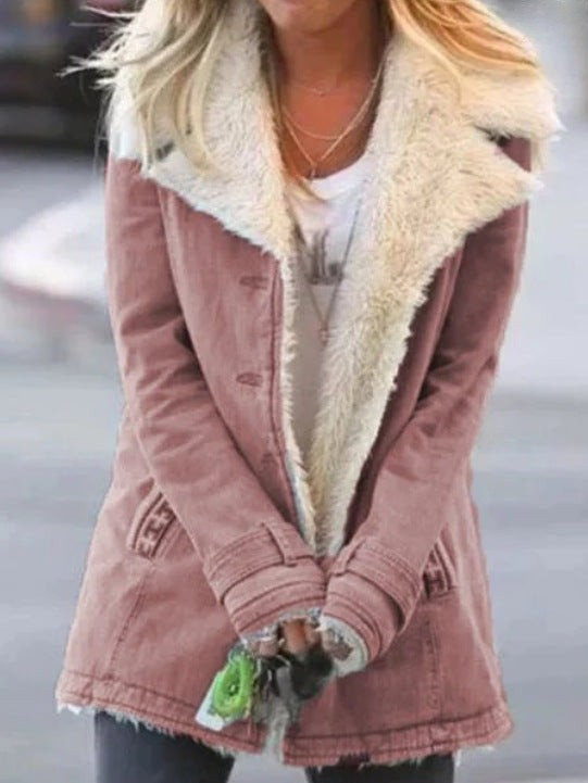 Moderne Herbstjacke für Frauen, ideal als leichte Funktionsjacke. Kombiniert Komfort und Damenmode.