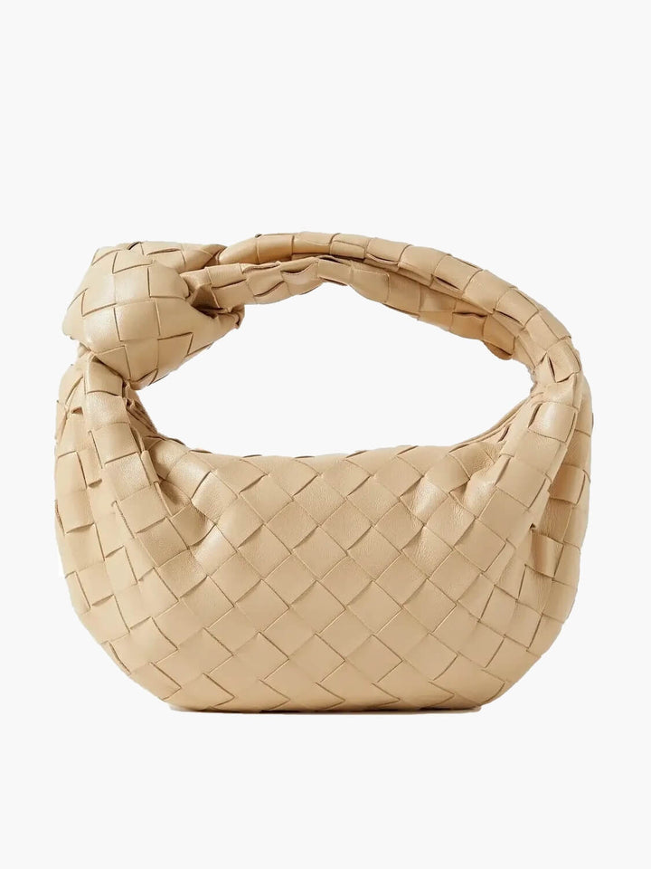 Diese Handtasche für Damen aus geflochtenem Kunstleder ist die perfekte Ergänzung für jedes Outfit.