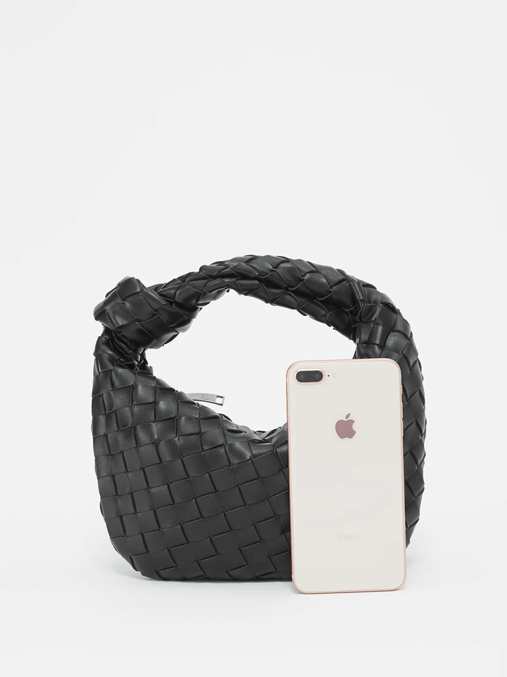 Elegante Damentasche mit innovativem Flechtdesign aus umweltfreundlichem veganem Leder.