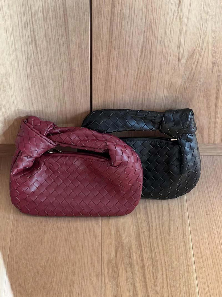 Detailaufnahme der geflochtenen Oberfläche: Vegane Leder-Umhängetasche, edles Design.