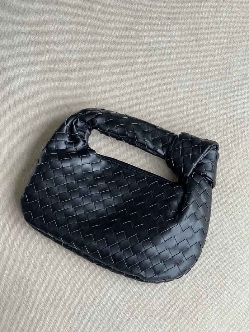 Vegane Schultertasche mit einzigartigem Flechtdesign, perfekt für den modernen Alltag.