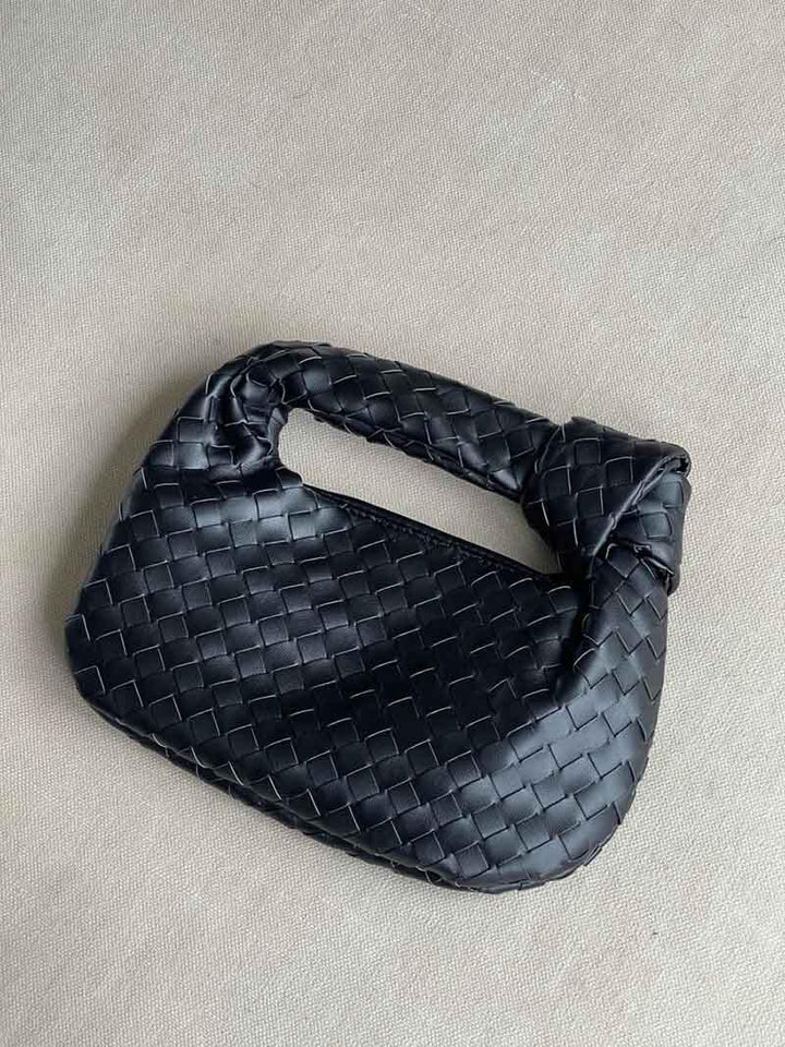 Vegane Schultertasche mit einzigartigem Flechtdesign, perfekt für den modernen Alltag.