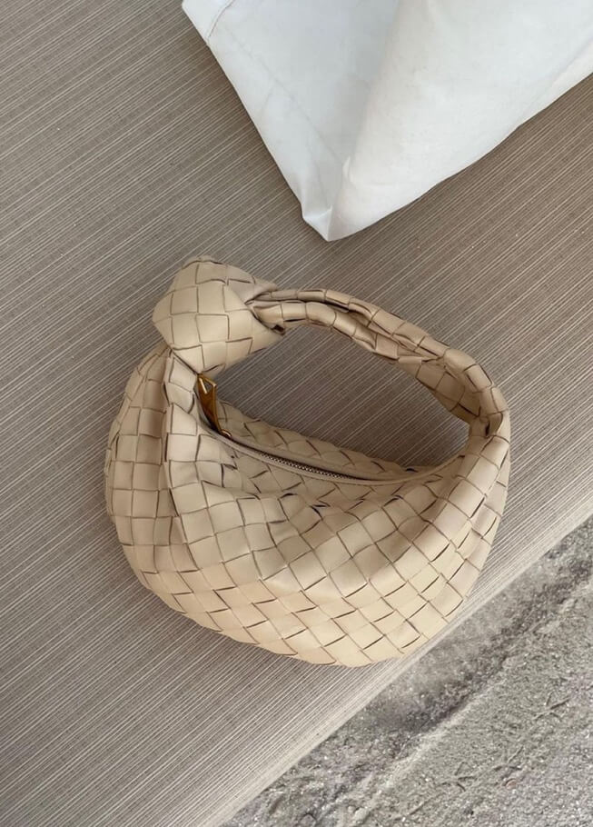 Umhängetasche für Damen aus veganem Leder, elegantes Geflecht für stilvolle Auftritte.