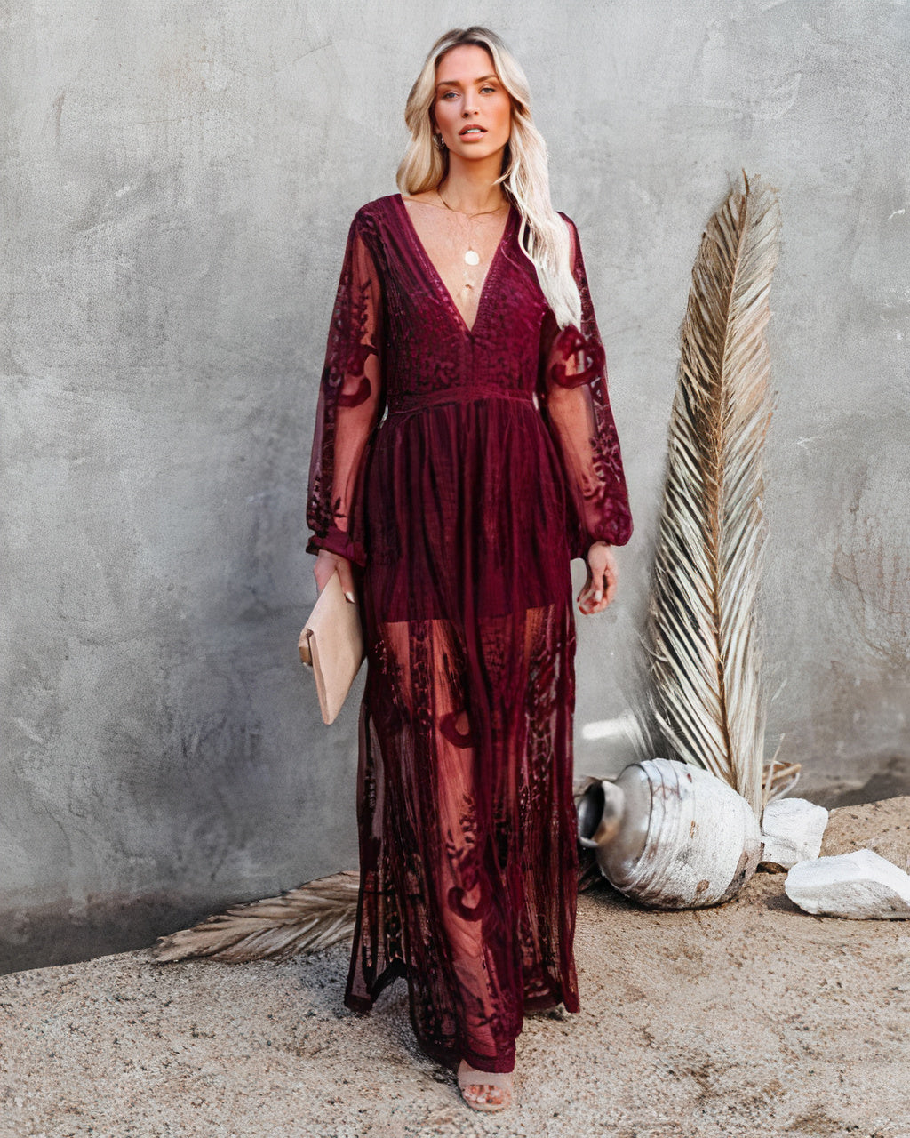 Fließendes Damen Maxikleid mit V-Ausschnitt & elegantem Schlitz. Perfektes Hochzeitsgastkleid & Abendkleid für Damen.