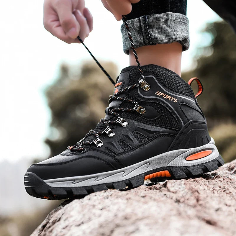Moderne Damenschuhe, rutschfest und wasserabweisend. Ideal als Sportschuhe für anspruchsvolle Wanderungen.