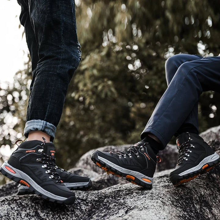 Damen Wanderschuhe mit starker Profilsohle, rutschfest für maximale Sicherheit auf nassen und unebenen Wegen.