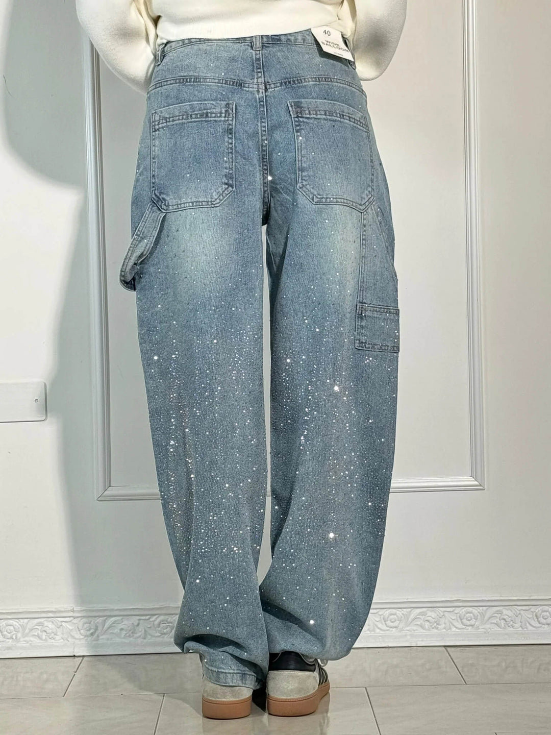 Damen Weite Ballon-Jeans mit funkelnden Strass-Details für stilvolle Auftritte.