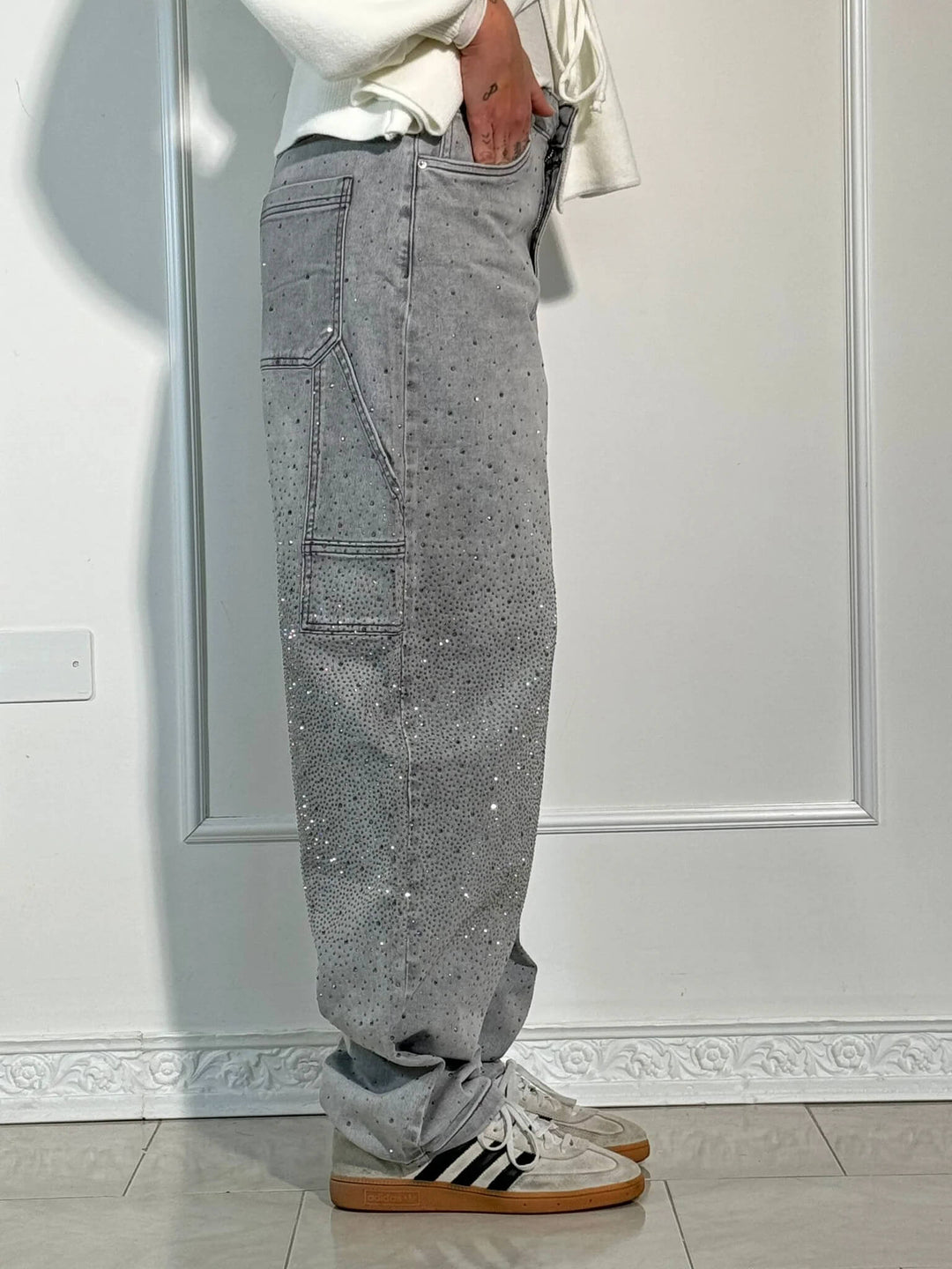 Hochwertige Damen Ballon-Jeans, weit geschnitten, mit glitzernden Strass-Details.