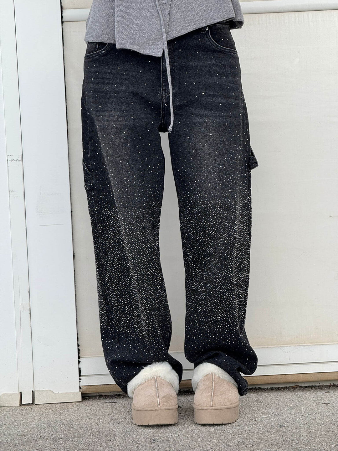 Lässige Eleganz: Damen Weite Ballon-Jeans mit dezenten Strass-Details.