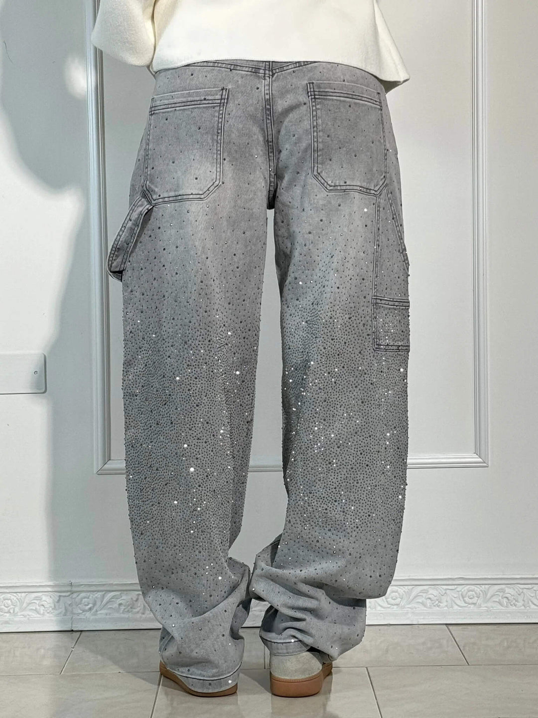 Trendige Ballon-Jeans für Damen, weit geschnitten, mit eleganten Strass-Akzenten.