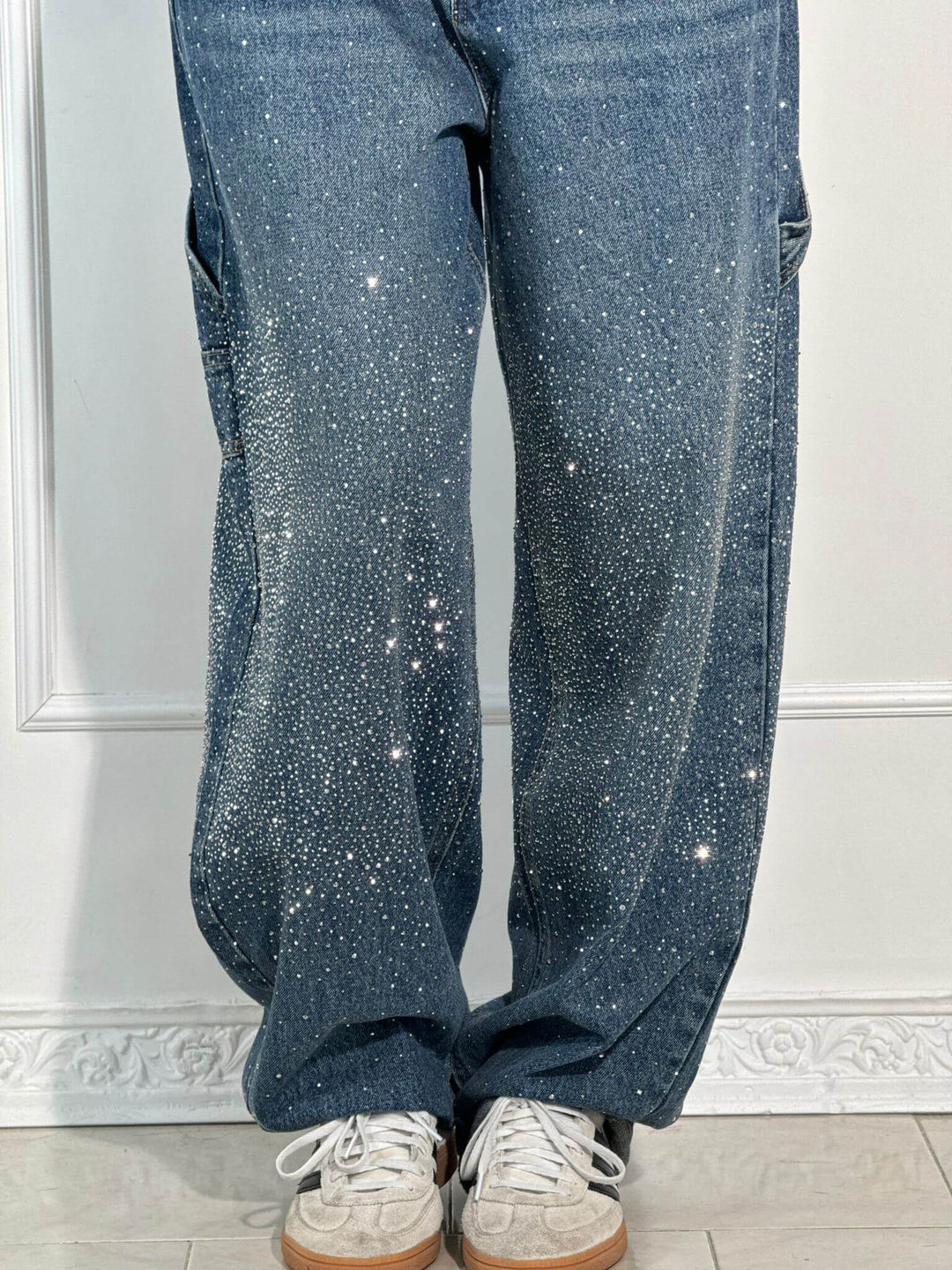 Elegante Damen Ballon-Jeans, weit geschnitten, verziert mit schimmerndem Strass.