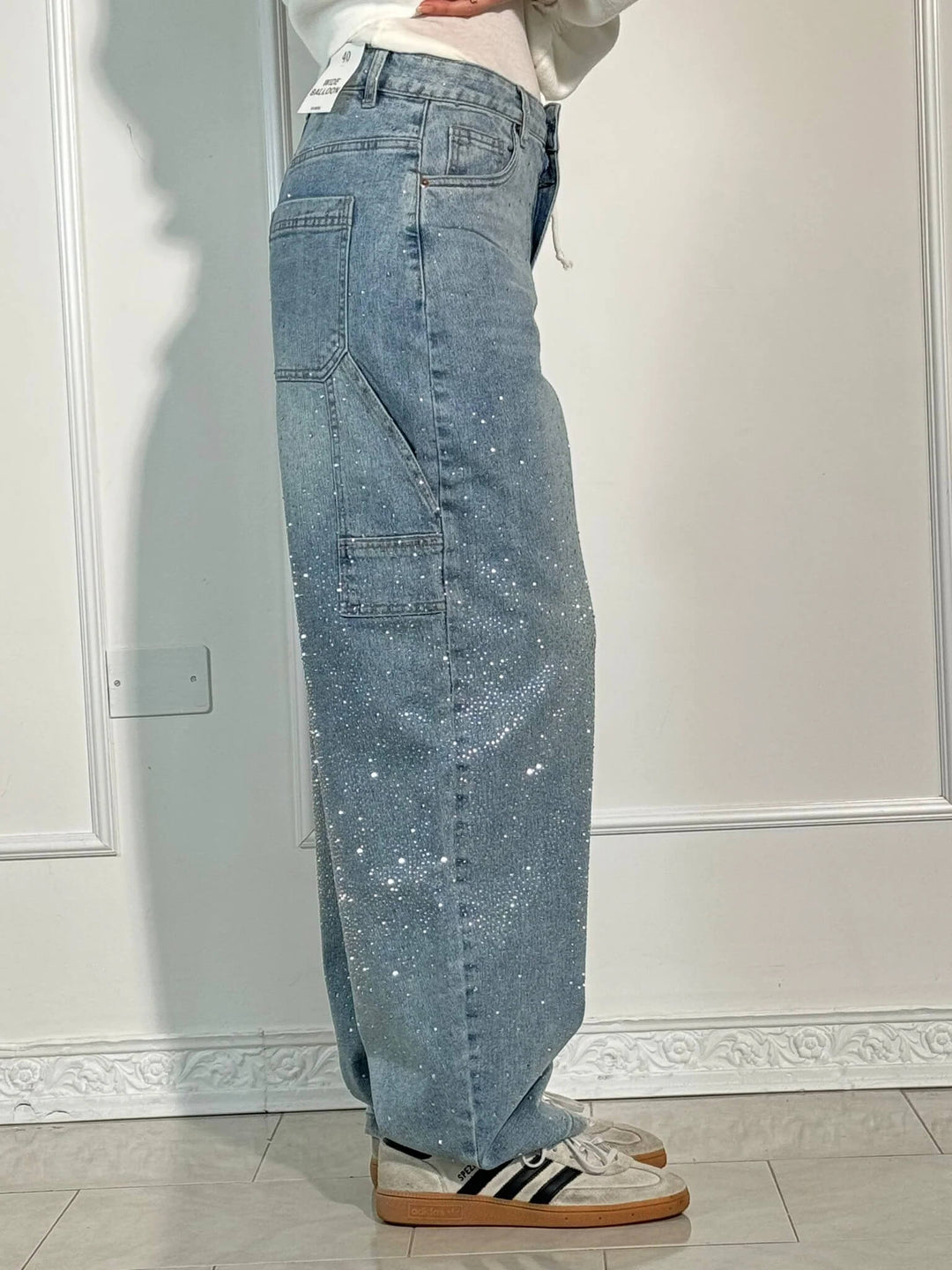 Stylische Ballon-Jeans für Damen, weit, mit auffälligen Strass-Applikationen.