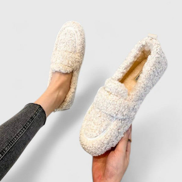 Beige Damen Pantoffeln mit weichem Innenfutter, super gemütlich und bequem, perfekt für entspannte Tage.