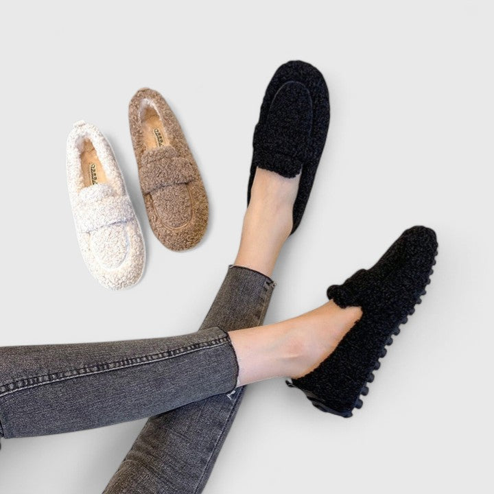Warme Damen Homeshoes in Khaki mit rutschfester Sohle; stilvolle und bequeme Hausschuhe für den Winter.