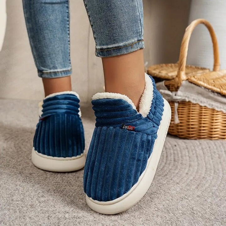 Gefütterte Damenschuhe für den Winter, mit dicker, rutschfester Sohle und Rundzehenform.