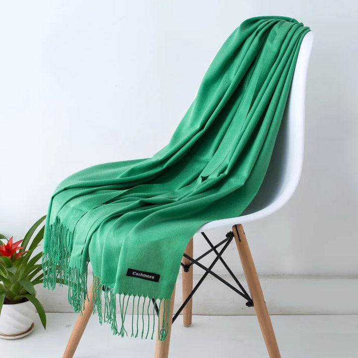Eleganter Damen Pashmina-Schal mit feinen Fransen, warm und vielseitig als Winter-Accessoire.