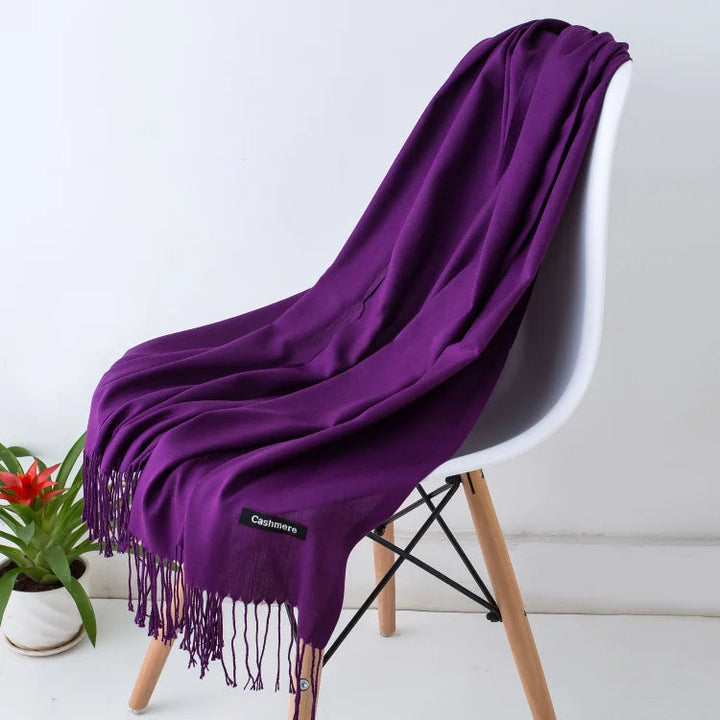 Warmes Damen-Accessoire: Weicher Winterschal mit stilvollen Fransen, ideal für den Winter.