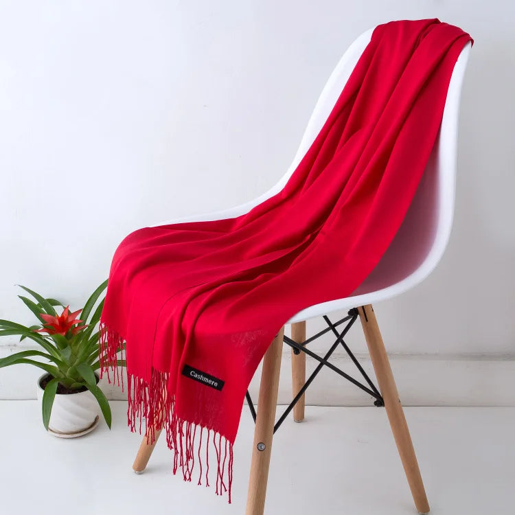 Modischer Damen Winterschal mit Fransen aus Polyester, weich und warm für kalte Temperaturen.