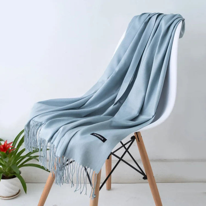 Damen-Winterschal mit Fransen in elegantem Grau, warm und stilvoll für die kalte Jahreszeit.