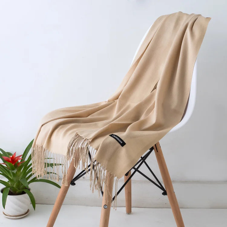 Warmer Damen-Winterschal aus weichem Polyester mit Fransen, elegant und bequem.
