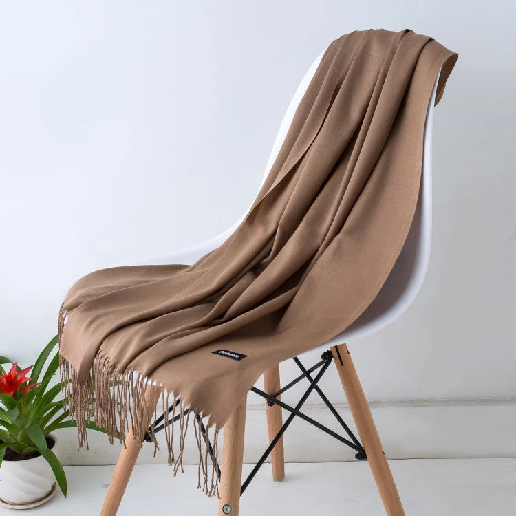 Eleganter Damen Winterschal mit Fransen, warm und ein stilvolles Statement-Accessoire.