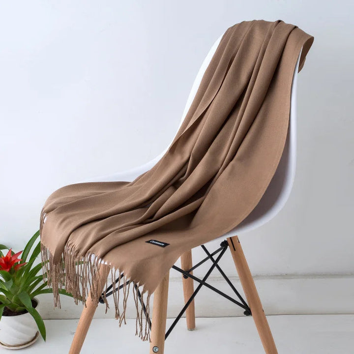 Eleganter Damen Winterschal mit Fransen, warm und ein stilvolles Statement-Accessoire.