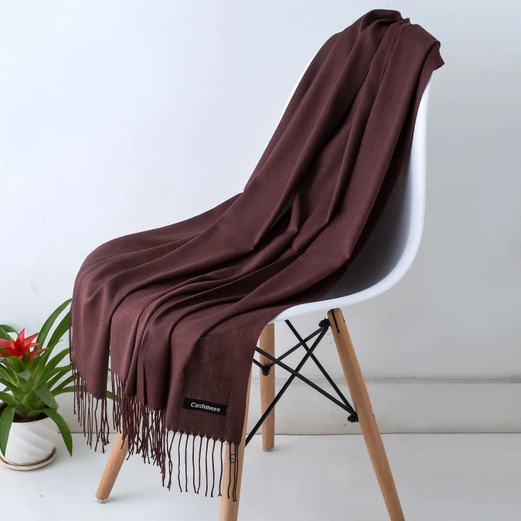 Warmer Damen-Winterschal mit Fransen, perfekt für stilvolle Winteroutfits und Komfort.