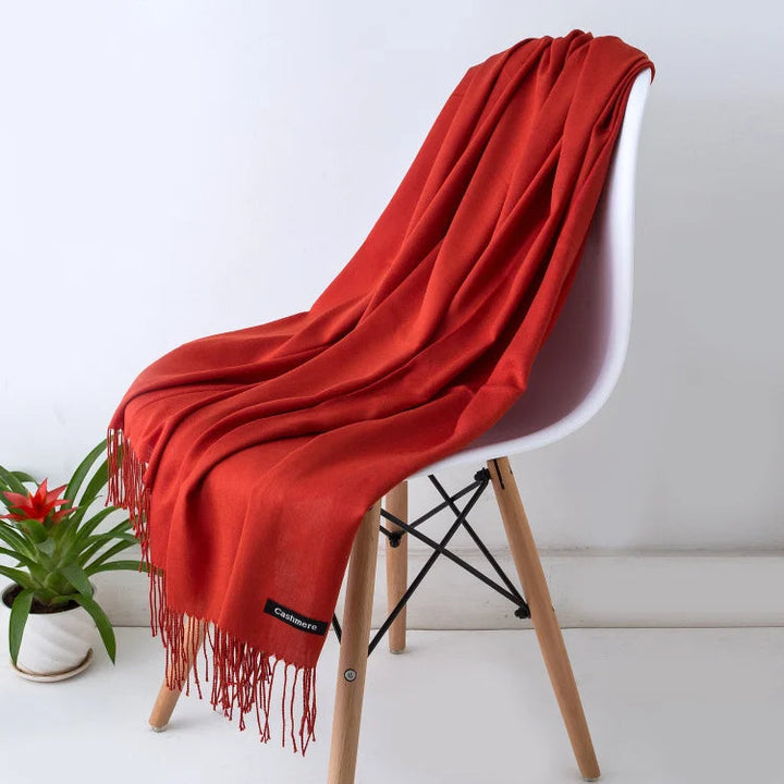 Damen Winterschal mit Fransen in klassischem Schwarz, warm und elegant.