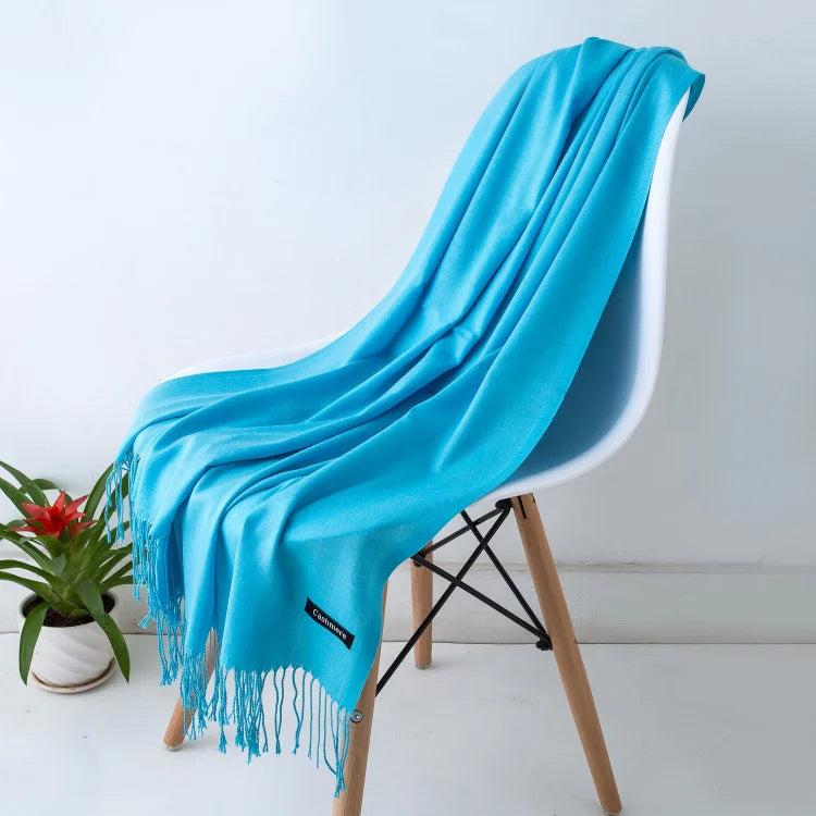 Stilvoller Damen-Winterschal mit Fransen, warm und ein elegantes Accessoire für Wintertage.