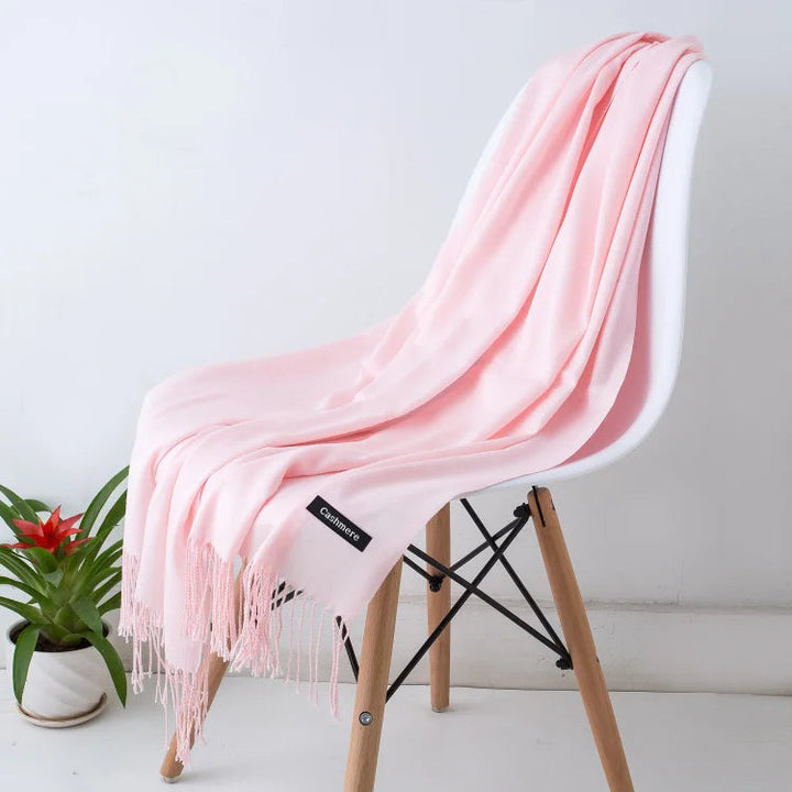 Vielseitiger Damen Winterschal mit Fransen, ideal für warme Wintermode und modische Akzente.