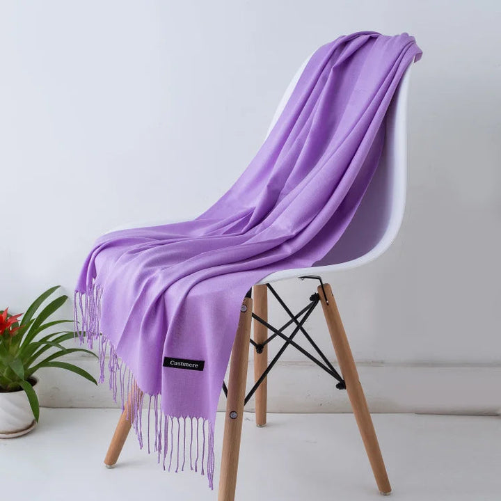 Warmer Damen-Winterschal mit Fransen, perfekt als Hijab-Alternative oder elegantes Tuch.