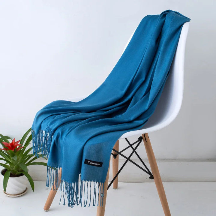 Moderner Damen Winterschal mit Fransen, warm, weich und ein vielseitiges Winter-Accessoire.